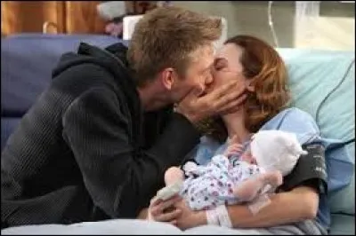 Comment s'appelle l'enfant de Peyton et Lucas ?