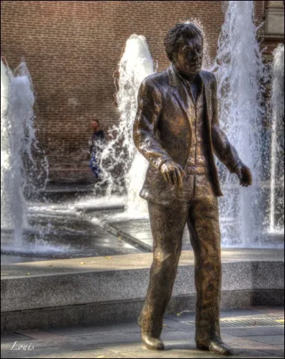 Quel est le chanteur représenté par cette statue ?