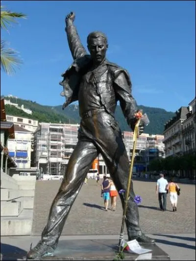 Quel est le chanteur représenté par cette statue ?