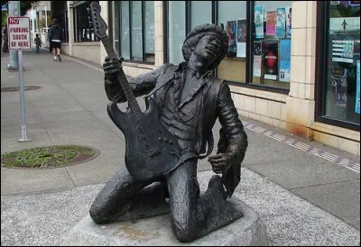 Quel est le chanteur représenté par cette statue ?