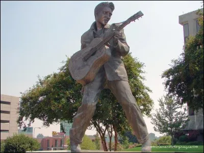 Quel chanteur est représenté par cette statue ?