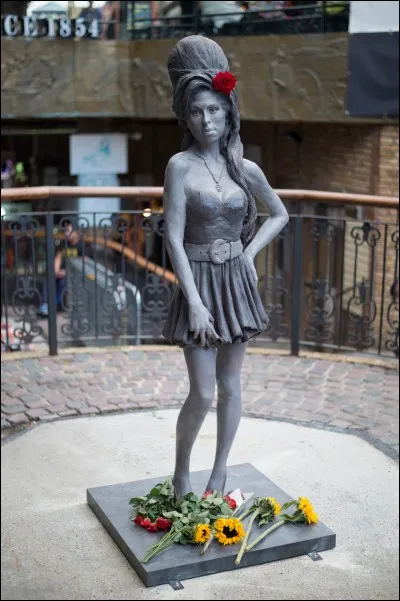 Quelle est la chanteuse représentée par cette statue ?