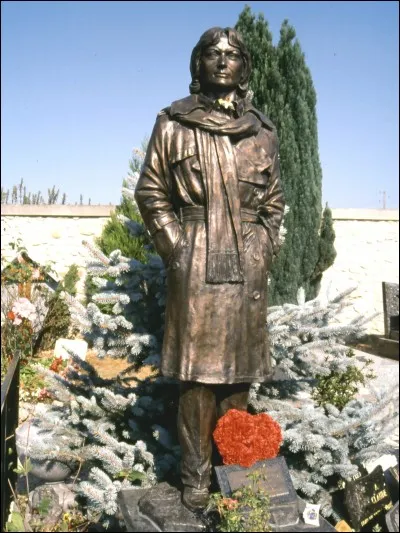 Quel est le chanteur représenté par cette statue ?