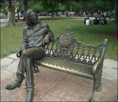 Quel est le chanteur représenté par cette statue ?