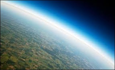 Quelle distance sépare le sol terrestre du vide de l'espace ?