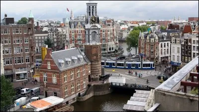 AMSTERDAM - Dans la chanson de Jacques Brel sortie en 1964, que font les marins en premier ?