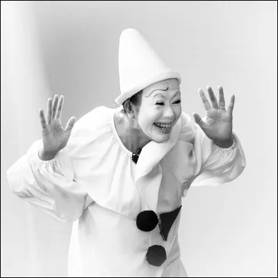 Quel personnage de la Commedia dell'arte est à l'origine du clown blanc, le maître de la piste, toujours digne et sérieux ?