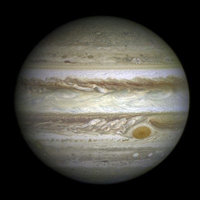 De quoi est composé le manteau extérieur de Jupiter ?