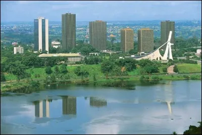 Dans quel pays se trouve la ville d'Abidjan ?