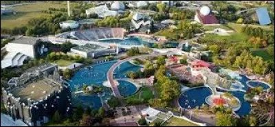 Dans quelle partie du robot est-on attaché dans l'attraction "Danse avec les Robots" ?