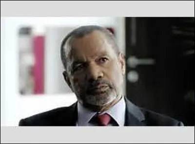 Comment se pr&eacute;nomme le commissaire Doucet ?