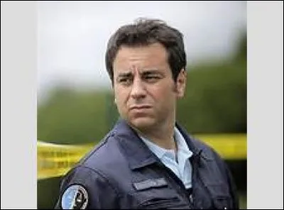 Quelle est la fonction de cet homme au commissariat ?