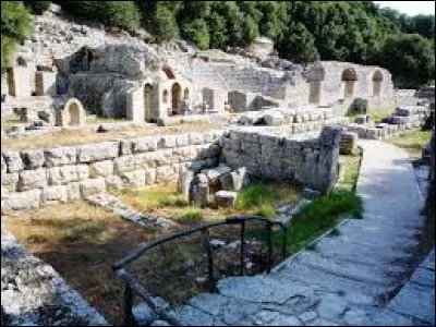 Quel est le métier de Pia Mia ?