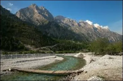 Qui dirige l'Albanie ? (2017)