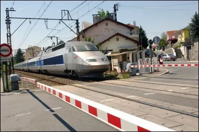J'arrive sur un passage à niveau les barrières sont fermées et le feu clignote rouge ; qu'est-ce que je fais ?