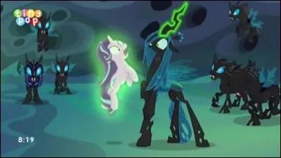 Qui doit-elle affronter avec Trixie, Discord et Thorax ?