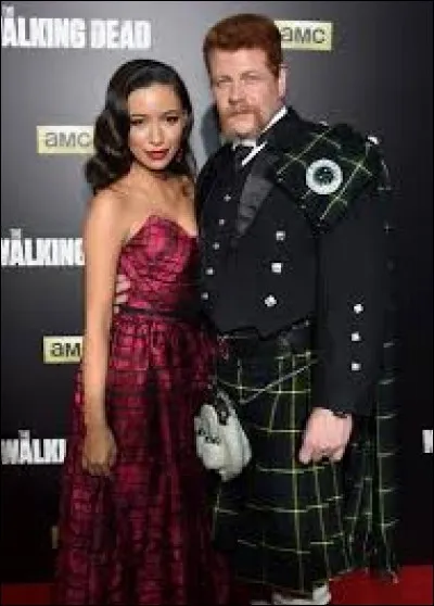 Qui se fait passer pour un scientifique auprès d'Abraham et de Rosita ?