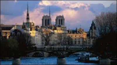 Dès quelle année la construction d'écluses et de barrages va-t-elle débuter sur la Seine ?