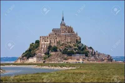 Nantes et Saint-Nazaire sont des villes situées en Bretagne.