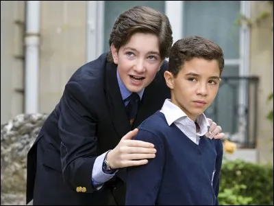 N : c'est une histoire compliquée, avec comme personnage principal un garçon qui n'arrive pas à s'intégrer dans une famille. Sa mère l'a mis dans cette famille le temps quelle s'en sorte . Cela ce passe à Neuilly. (Je crois)