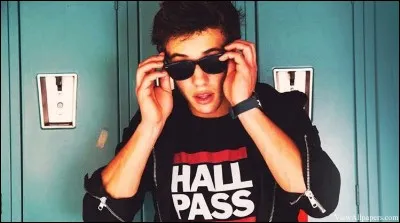 E : c'est un adolescent qui vient de se faire virer de son lycée et qui fait tout pour le cacher à ses parents.