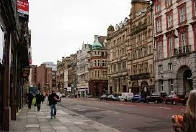 Dans quel pays se situe Liverpool qui est la ville d'origine du groupe musical The Beatles ?