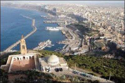 Dans quel pays se situe Oran qui est une des plus importantes villes du Maghreb ?