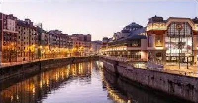 Dans quel pays se situe Bilbao qui compte environ 350 000 habitants ?