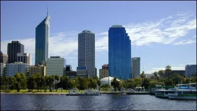 Dans quel pays se situe Perth qui est située sur les rives du fleuve Swan ?