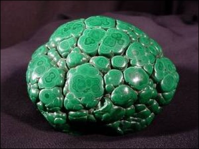 Quel est le nom de ce minéral, carbonate de cuivre vert ?