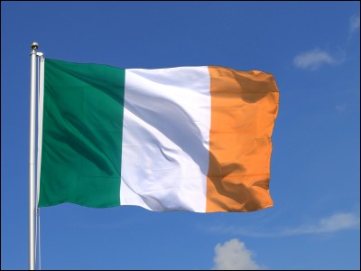 Que symbolise le vert sur le drapeau irlandais ?