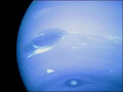 Quelle planète a une distance aphélie de 4 531 500 000 km par rapport au Soleil ?