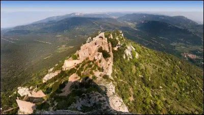 Élevons-nous une fois encore. Quel surnom donne-t-on au site du château de Peyrepertuse ?