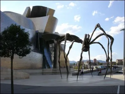 Où se trouve cette gigantesque sculpture sur pattes créée par Louise Bourgeois ?
