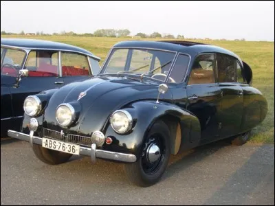 Avec son phare central, cette voiture est plutôt originale. Quelle est sa marque, disparue en 1996 ?