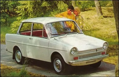 Quelle est cette petite voiture, assez originale ?