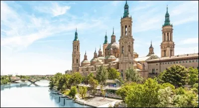 Dans quel pays se trouve la ville de Saragosse ?