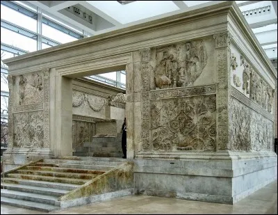 En l'honneur de qui l'autel de la paix a-t-il été édifié ?