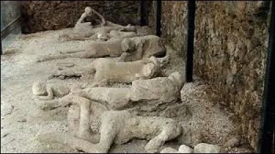 Quel cataclysme a eu lieu pendant le règne de l'empereur Titus ?