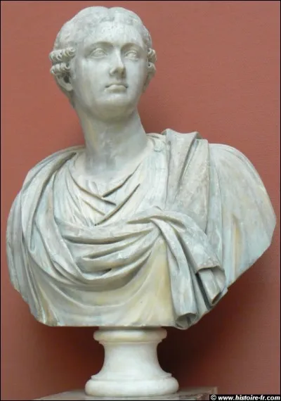 Comment s'appelle la reine dont Titus tombe amoureux ?