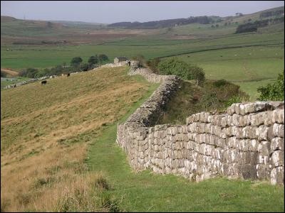 Quel empereur a fait construire un mur de 117 km en Angleterre ?