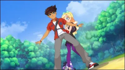 Dans les épisodes en anglais, Nathaniel voit-il Iris,Talia et Auriana dans leur tenue magique ?