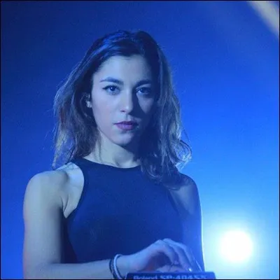 Lors de leur tourn&eacute;e de 2016, de quel instrument jouait Lucie ?