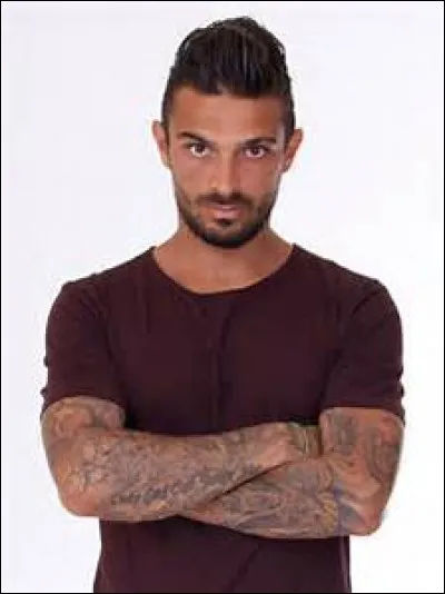 Dans l'aventure, avec qui Julien est-il sorti ?