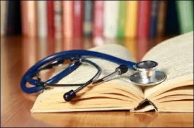 Au bout de combien de mois de grossesse fait-on une &eacute;chographie si la femme est atteinte d'un kyste ovarien ?