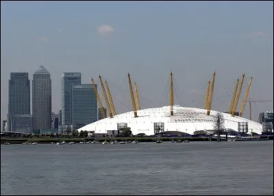 Britannique né en 1933, Prix Pritzker 2007, il a conçu le Dôme du millénaire à Londres, l'Aéroport international de Madrid-Barajas, la Cour européenne des droits de l'homme à Strasbourg ....