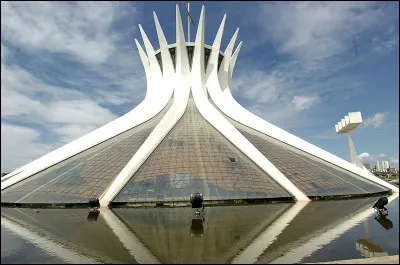 La cathédrale métropolitaine Notre-Dame de l'Apparition de Brasilia a rendu internationalement célèbre cet architecte brésilien.