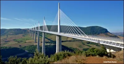 Il est britannique et il a conçu le viaduc de Millau, le Millenium Bridge à Londres, le Carré d'Art à Nimes et le Dôme du Reichstag à Berlin.