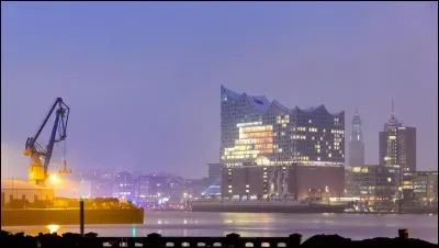 Une ancienne centrale électrique des bords de la Tamise devenue la Tate Modern en 2001, le stade national de Pékin en 2008, et l'Elbphilharmonie de Hambourg qui vient d'être inaugurée (11 janvier 2017). Qui a réalisé ces exploits ?