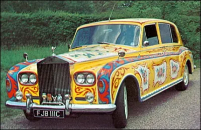 Quelle était la marque de la voiture décorée par John Lennon ?